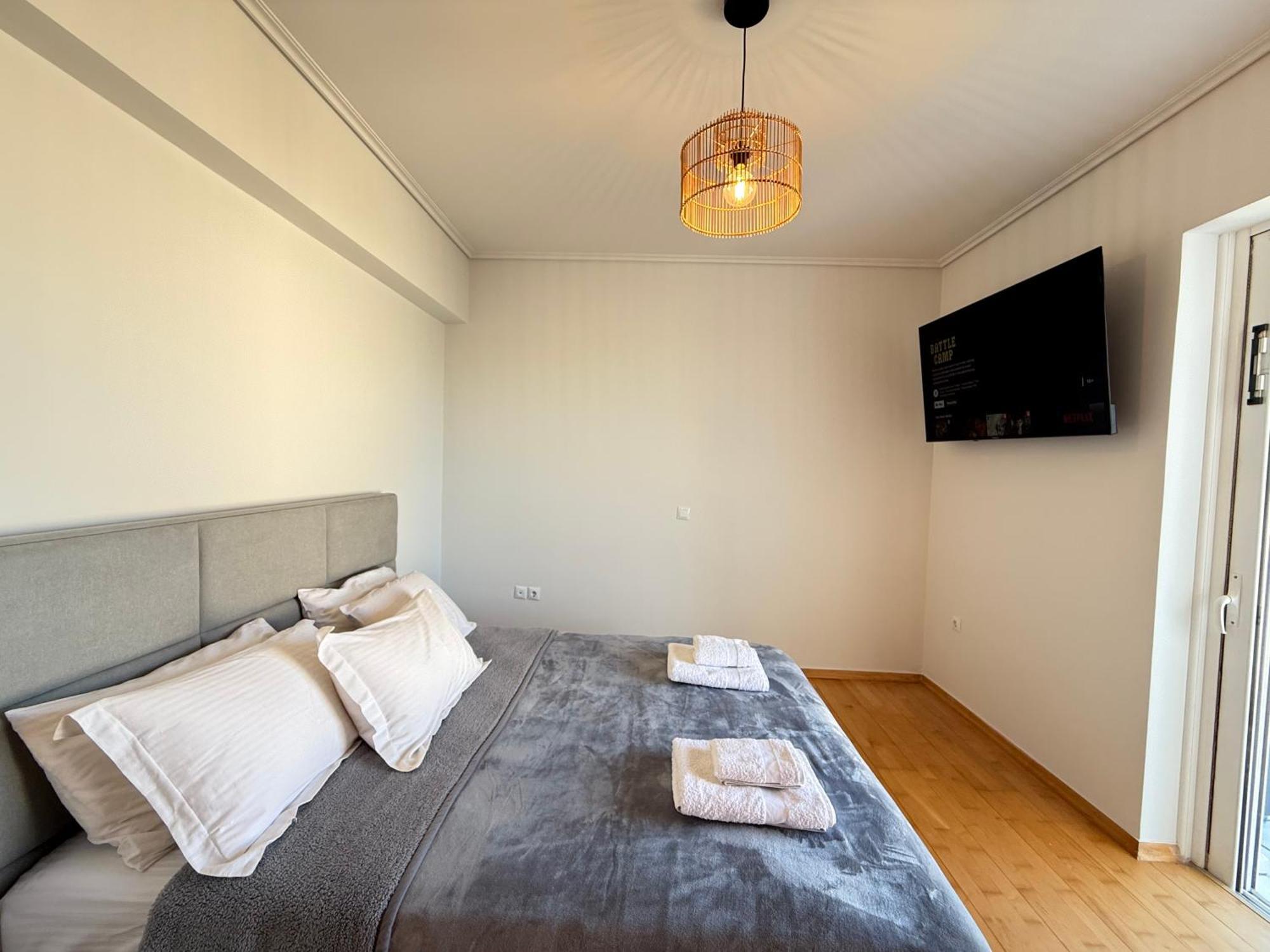 Sunny Home Private Jacuzzi Hydromassage Acropolis & Lycabettus Far View Parking 300M Metro Peristeri أثينا المظهر الخارجي الصورة